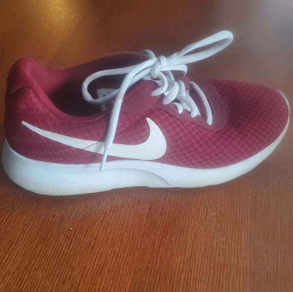 Nike Red and White Athletic Shoe Tanjum Team Red White Size 7.5 Womens - Picture 3 of 3